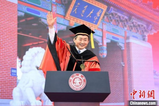 校長丁奎嶺向畢業(yè)生們送出他與楊振斌書記的共同寄語?！∩虾＝淮蠊﹫D