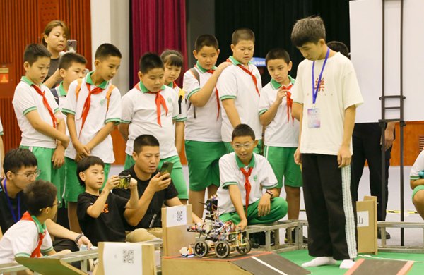 青少年學生現(xiàn)場觀看比賽。北京工商大學供圖