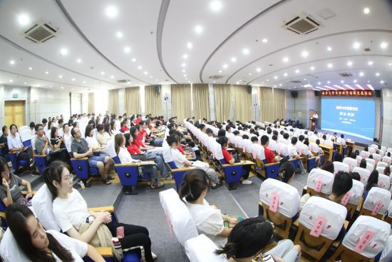 8月25日，南華大學(xué)舉行生命科學(xué)創(chuàng)新發(fā)展論壇。