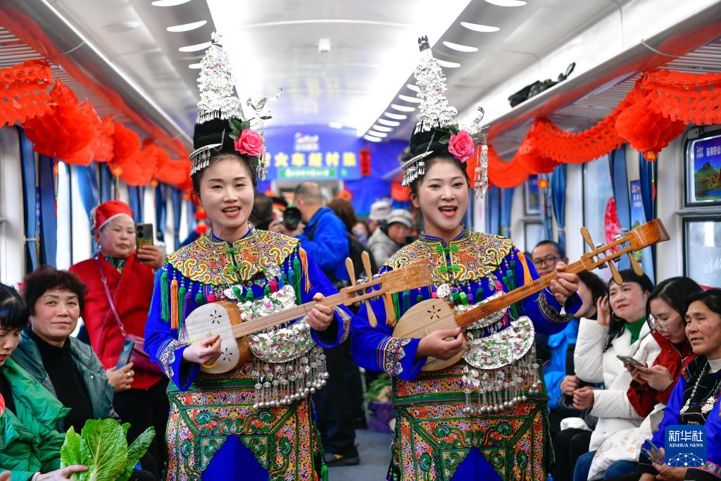 這趟山區(qū)“慢火車”，載滿喜慶祥和與人間煙火